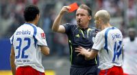 Schiedsrichter Lutz Wagner zeigt dem Hamburger Änis Ben-Hatira die Rote Karte wegen groben Foulspiels (2007).