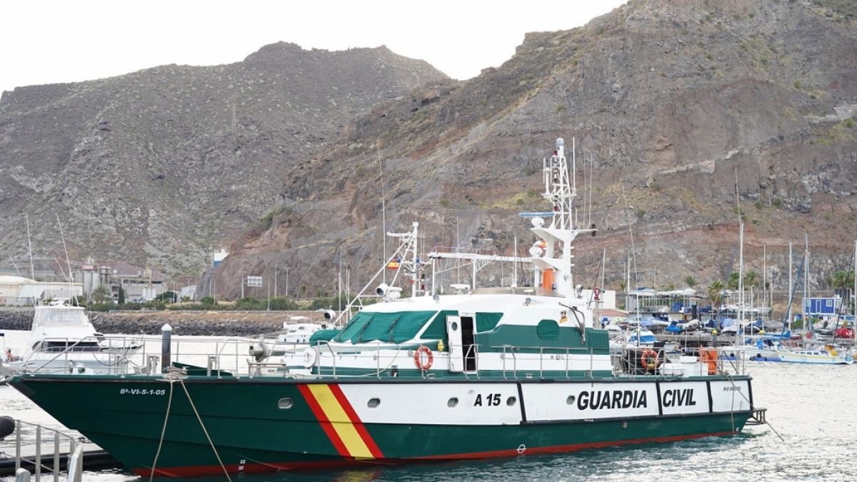 Ein Boot der Guardia Civil, das an der Suche nach den vermissten Mädchen beteiligt ist, liegt in einem Hafen von Teneriffa vor Anker. (Foto)