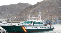 Ein Boot der Guardia Civil, das an der Suche nach den vermissten Mädchen beteiligt ist, liegt in einem Hafen von Teneriffa vor Anker.