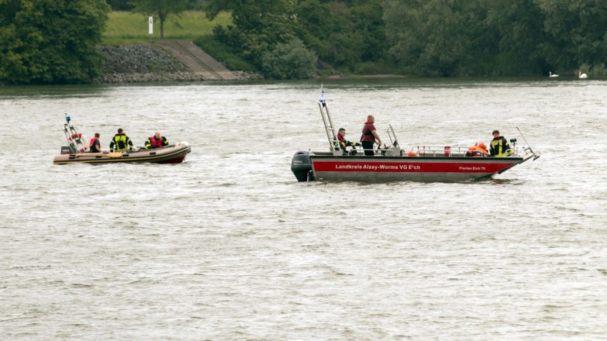 Rettungskräfte suchen nach einer 42-Jährigen, die am Sonntag im Rhein beim Schwimmen abgetrieben worden und seitdem vermisst wird. (Foto)