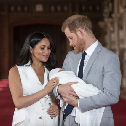 Lilibet Diana Mountbatten-Windsor ist das zweite Kind von Meghan Markle und Prinz Harry. Auf diesem Foto hält das Paar seinen erstgeborenen Sohn Archie auf dem Arm.