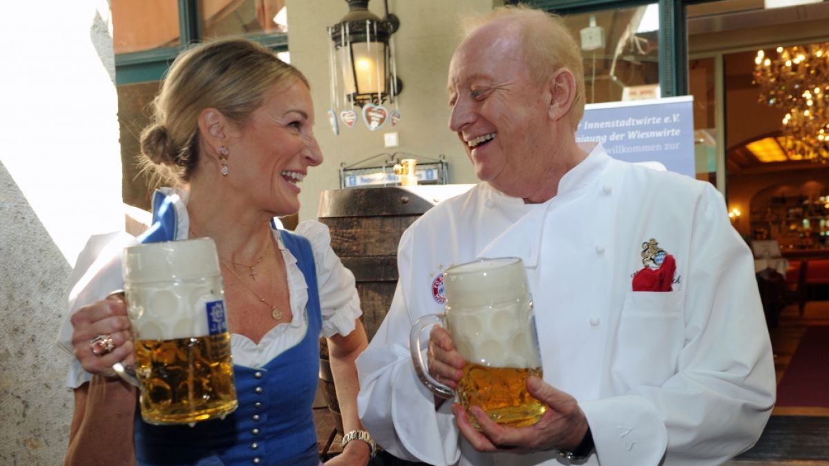 Die Kabarettistin Monika Gruber und Sternekoch Alfons Schubeck halten nach dem "WirtshausWiesn"-Anstich eine Maß Bier in den Händen. (Foto)