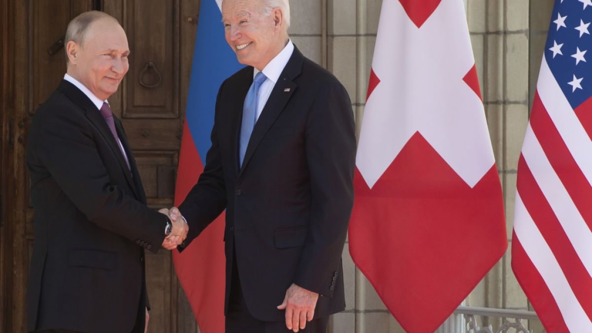 Der russische Präsident Wladimir Putin und US-Präsident Joe Biden schütteln sich die Hände bei ihrem Treffen in Genf. (Foto)
