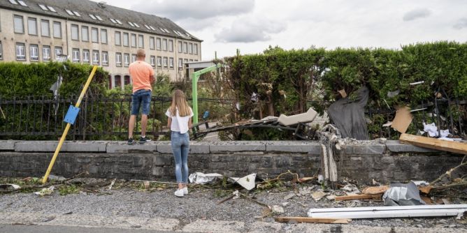 Horrorvideo! Tornado fegt über Belgien - 17 Verletzte