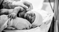 Bei einem Notkaiserschnitt in den USA wurde das Neugeborene durch einen massiven Schnitt verletzt (Symbolbild).