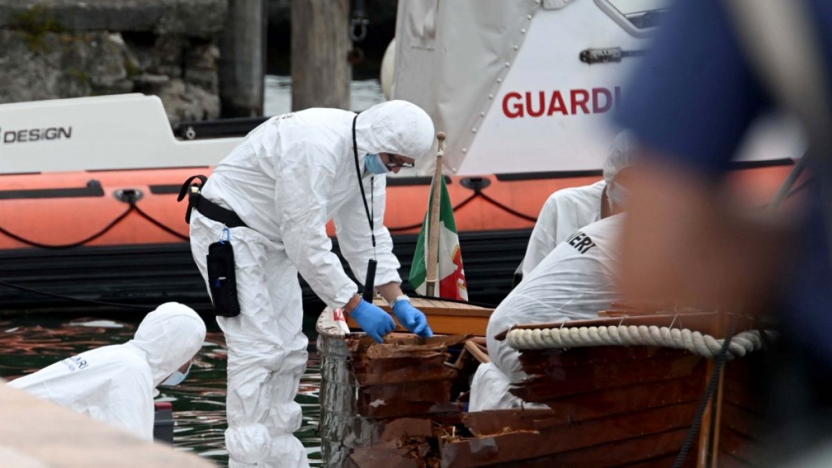 Italienische Forensiker begutachten den Schaden an einem Boot. (Foto)