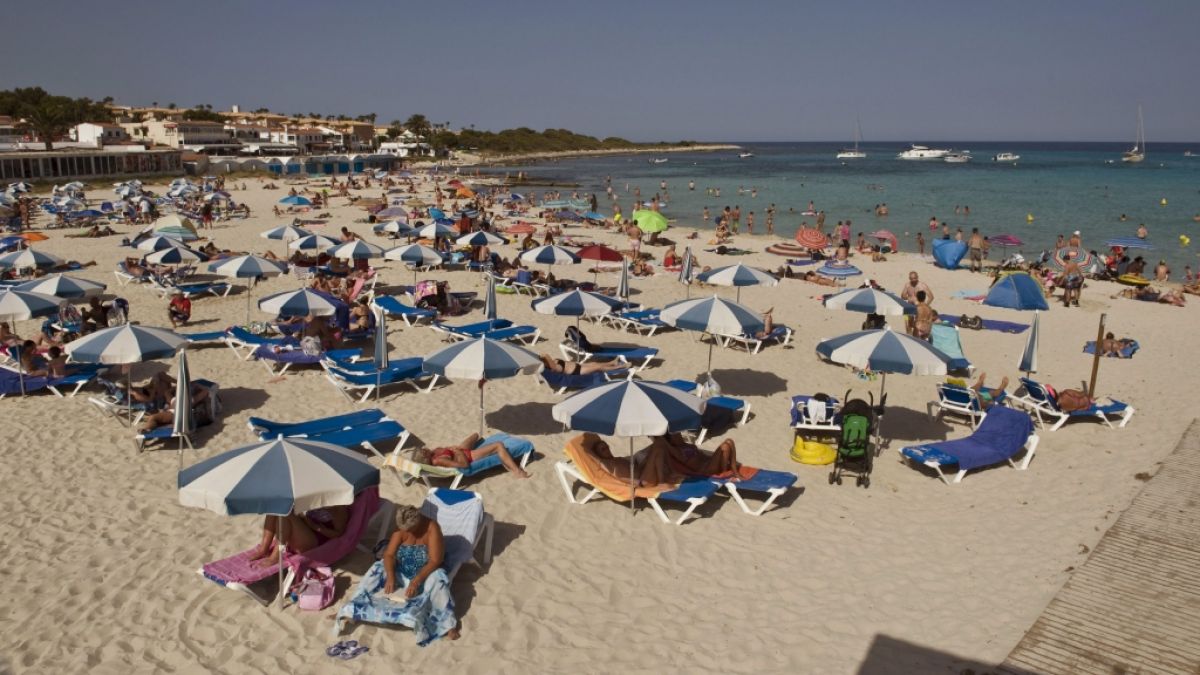 Auf der Urlaubsinsel Menorca ist ein britischer Tourist am Strand gestorben (Symbolbild). (Foto)