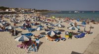 Auf der Urlaubsinsel Menorca ist ein britischer Tourist am Strand gestorben (Symbolbild).