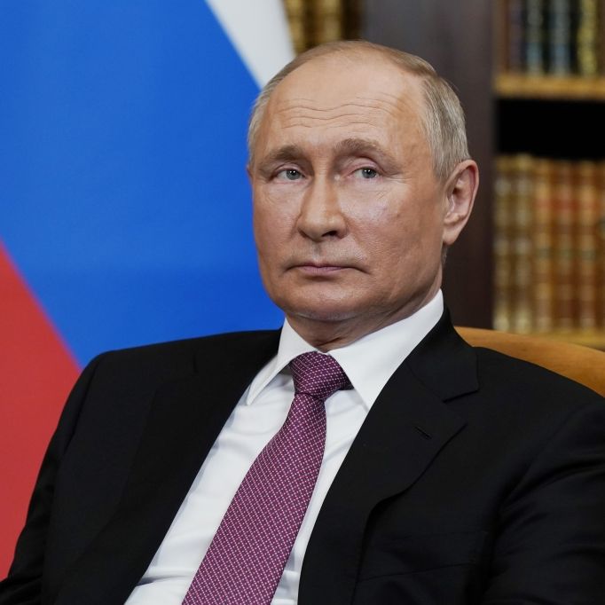 Putin Folter-Knechte quälen Gefangene mit Penisklemme