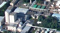 Das Archivbild vom 30.09.1999 zeigt die japanische Uranverarbeitungsanlage Tokaimura, 120 Kilometer nordöstlich von Tokio, am Tag des Atomunfalls. Die Stelle an der die radioaktive Strahlung ausstrat ist mit einem Pfeil gekennzeichnet.