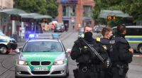 Polizisten stehen in der Innenstadt. Bei einer Messerattacke in der Würzburger Innenstadt sind am Freitag mehrere Menschen getötet worden.