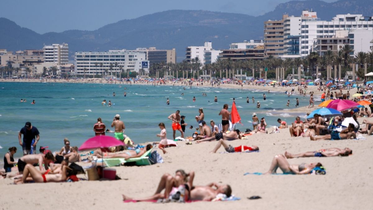 Aktuell genießen etliche Touristen die Sonne am Strand auf der spanischen Insel Mallorca. Doch wie lange noch? (Foto)