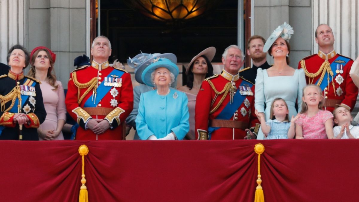 Britische Royal-Fans fordern, Prinz Harry und Meghan Markle vom berühmten Balkon des Buckingham-Palastes auszusperren. (Foto)