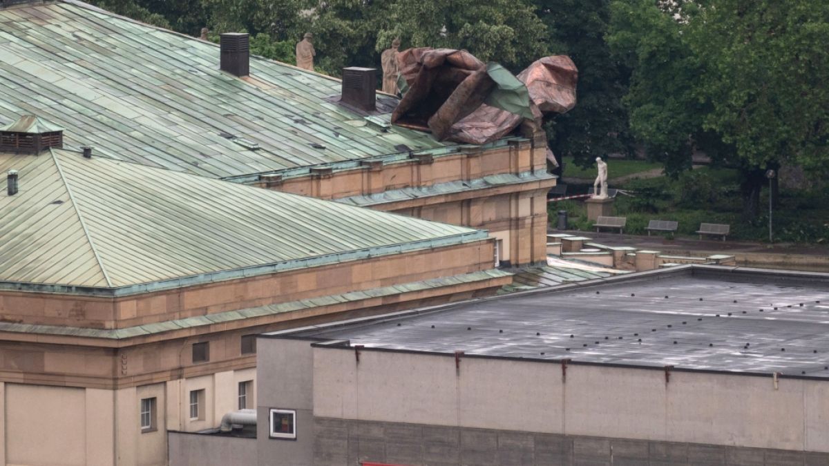 Ein Teil des Dachs des Stuttgarter Opernhauses wurde durch ein Unwetter teilweise abgedeckt. (Foto)
