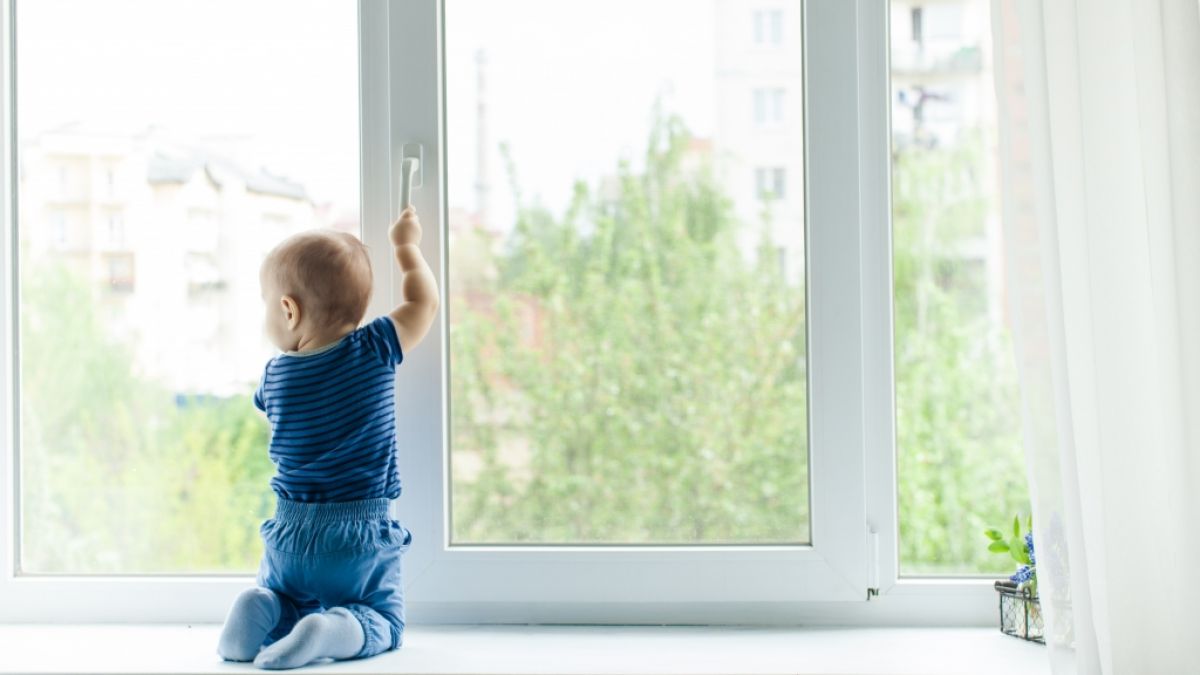 Offene Fenster können für kleine Kinder zu einer tödlichen Gefahr werden (Symbolbild). (Foto)