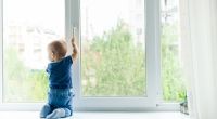 Offene Fenster können für kleine Kinder zu einer tödlichen Gefahr werden (Symbolbild).
