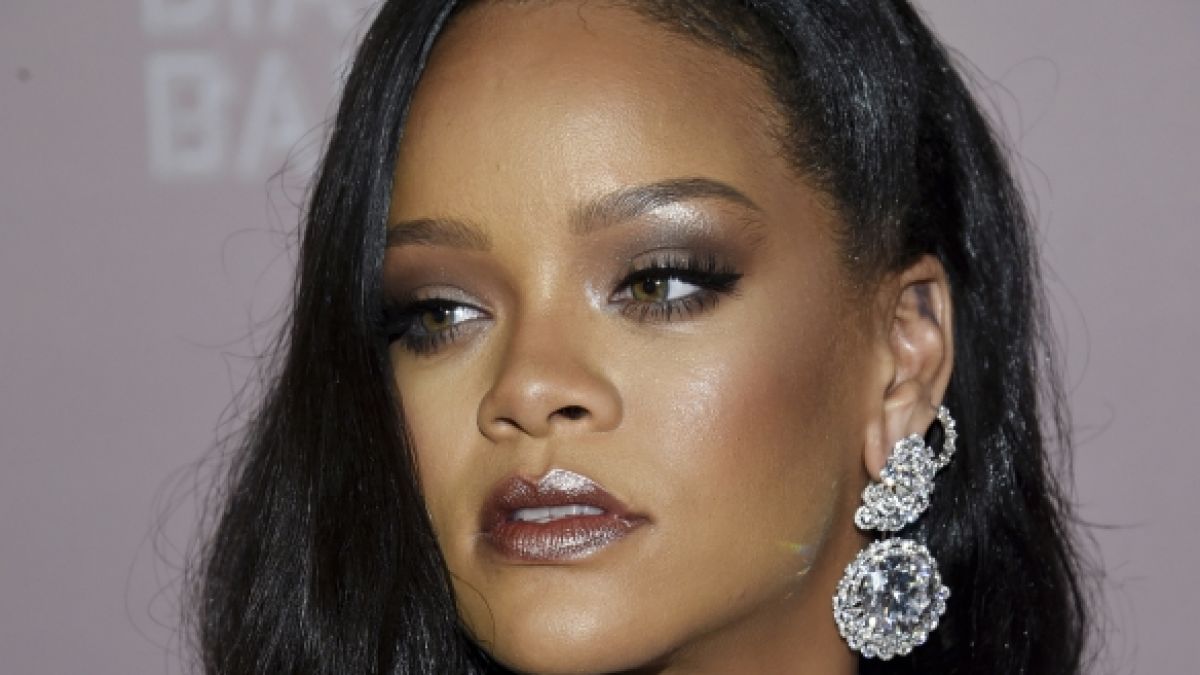 Rihanna feierte den Pride-Month Juni mit sexy Strümpfen in Regenbogenfarben. (Foto)