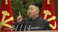Der nordkoreanische Machthaber Kim Jong Un spricht während einer Politbürositzung der regierenden Arbeiterpartei.