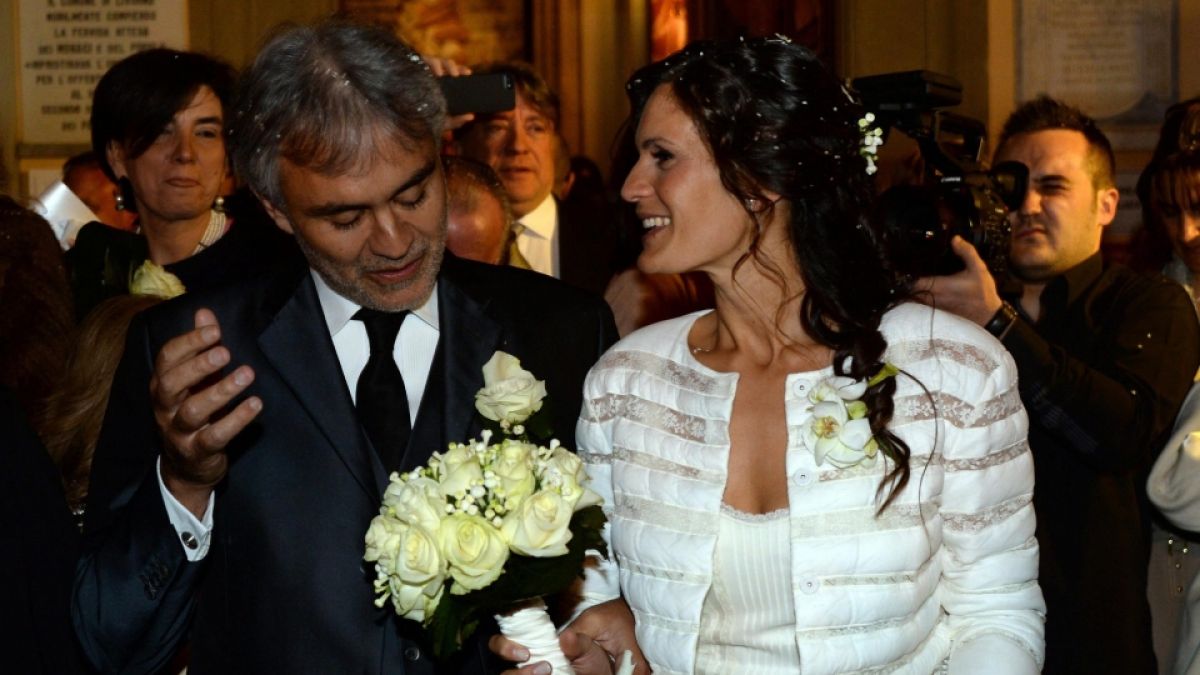 Andrea Bocelli und seine Frau Veronica Berti lächeln nach ihrer Hochzeit im Jahr 2014. (Foto)