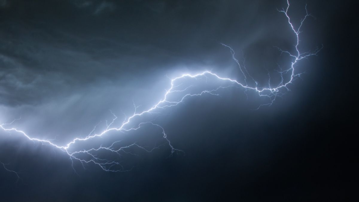 In den USA filmte ein Sturmjäger, wie ein Blitz in ein Auto kracht. (Foto)