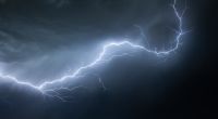 In den USA filmte ein Sturmjäger, wie ein Blitz in ein Auto kracht.