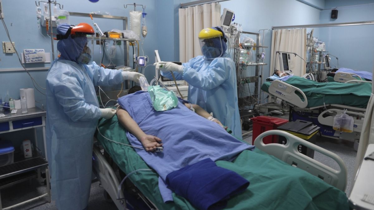 Mitarbeiter des Gesundheitswesens behandeln einen Patienten auf der Intensivstation für Covid-19 im Alberto Sabogal Krankenhaus in Callao, Peru. (Foto)