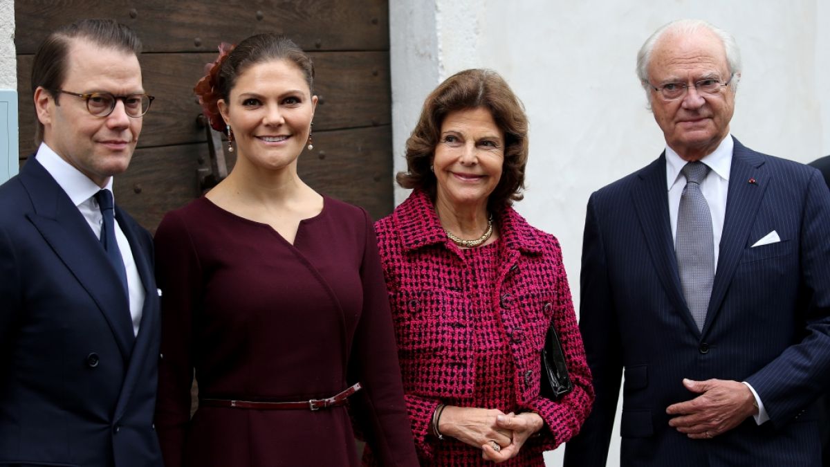 Kronprinzessin Victoria von Schweden strahlt mit ihrem Ehemann Prinz Daniel, ihrer Mutter Königin Silvia und ihrem Vater Carl XVI. Gustaf von Schweden um die Wette. (Foto)