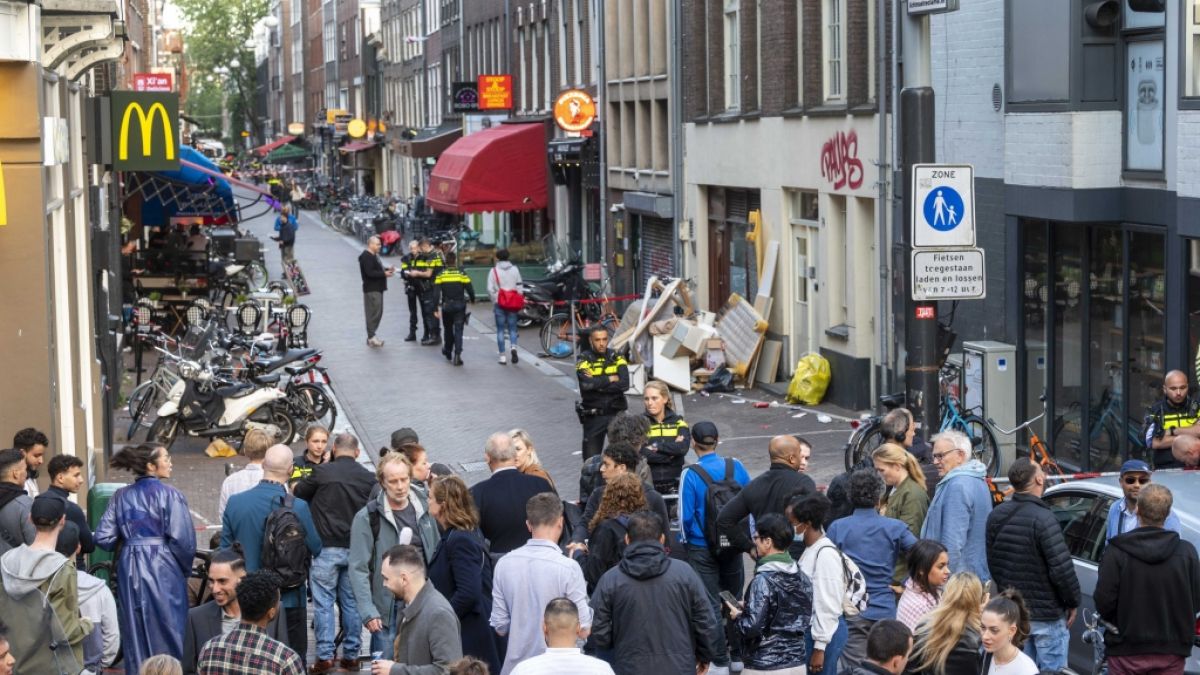 Polizisten ermitteln im Leidseplein im Zentrum von Amsterdam und befragen die Öffentlichkeit, nachdem ein Unbekannter auf den prominente Kriminalreporter Peter R. de Vries geschossen hat. (Foto)