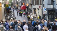 Polizisten ermitteln im Leidseplein im Zentrum von Amsterdam und befragen die Öffentlichkeit, nachdem ein Unbekannter auf den prominente Kriminalreporter Peter R. de Vries geschossen hat.