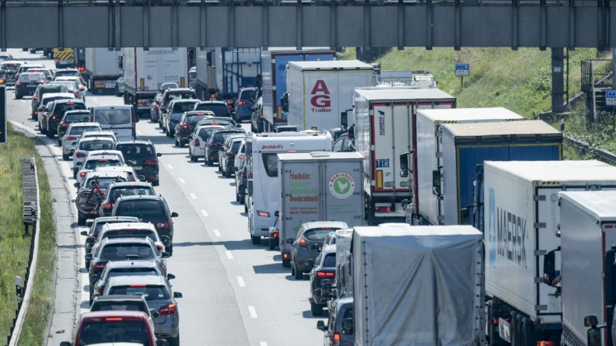 Ferienzeit ist Reisezeit - leider staut sich der Verkehr dann auch auf den Autobahnen in überdurchschnittlichem Maße. (Foto)