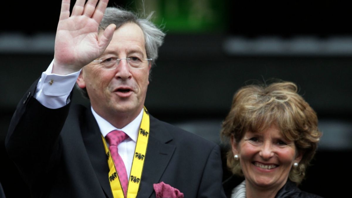 Jean-Claude Juncker winkt neben seiner Ehefrau Christiane vom Balkon des Aachener Rathauses 2006. (Foto)