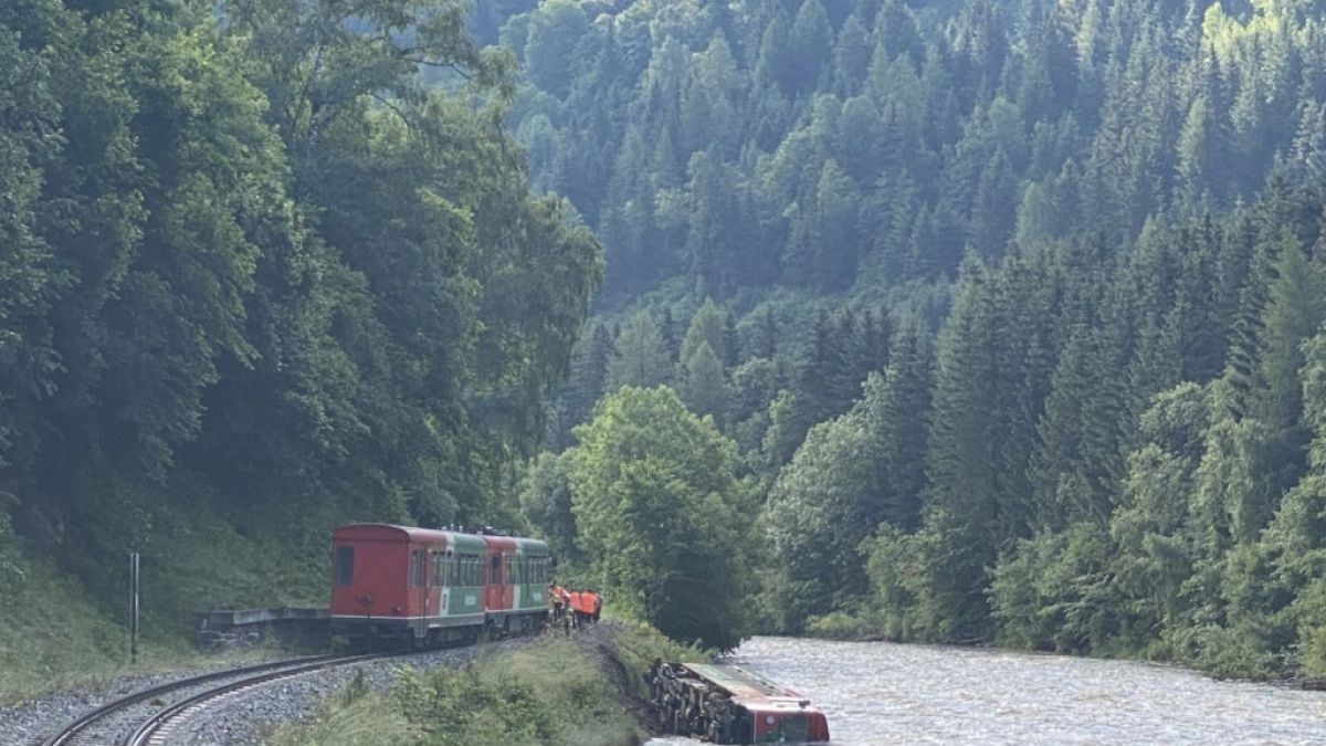 Ein Waggon eines Regionalzugs liegt in der Mur. Am letzten Schultag vor den Ferien ist in Österreich ein Zug mit Dutzenden Kindern und Jugendlichen an Bord entgleist und in einen Fluss gestürzt. (Foto)