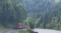 Ein Waggon eines Regionalzugs liegt in der Mur. Am letzten Schultag vor den Ferien ist in Österreich ein Zug mit Dutzenden Kindern und Jugendlichen an Bord entgleist und in einen Fluss gestürzt.