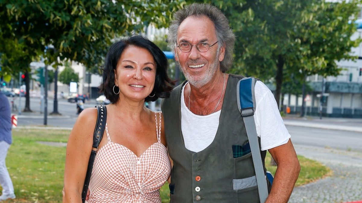 Hugo Egon Balder und seine fünfte Ehefrau Elena stehen beim Schillertheater am Kurfürstendamm. (Foto)