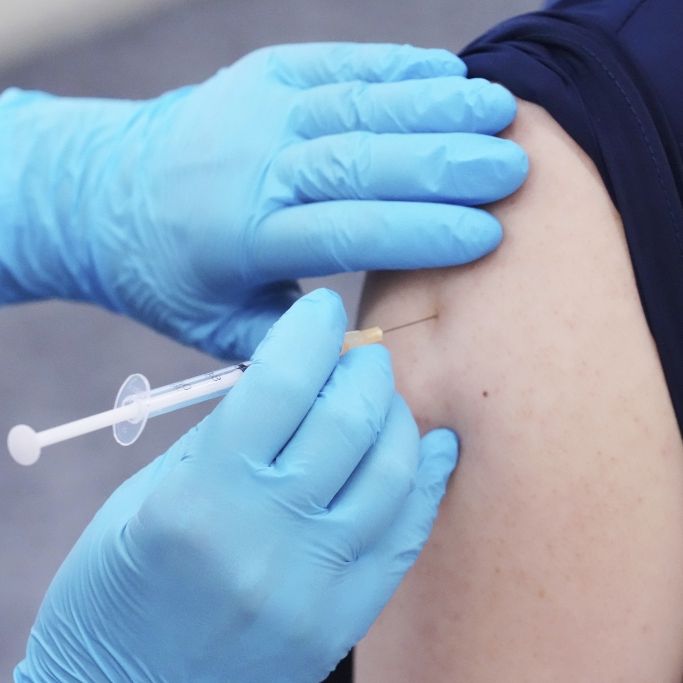 Patienten erhalten monatliche Corona-Impfungen, um Symptome zu lindern