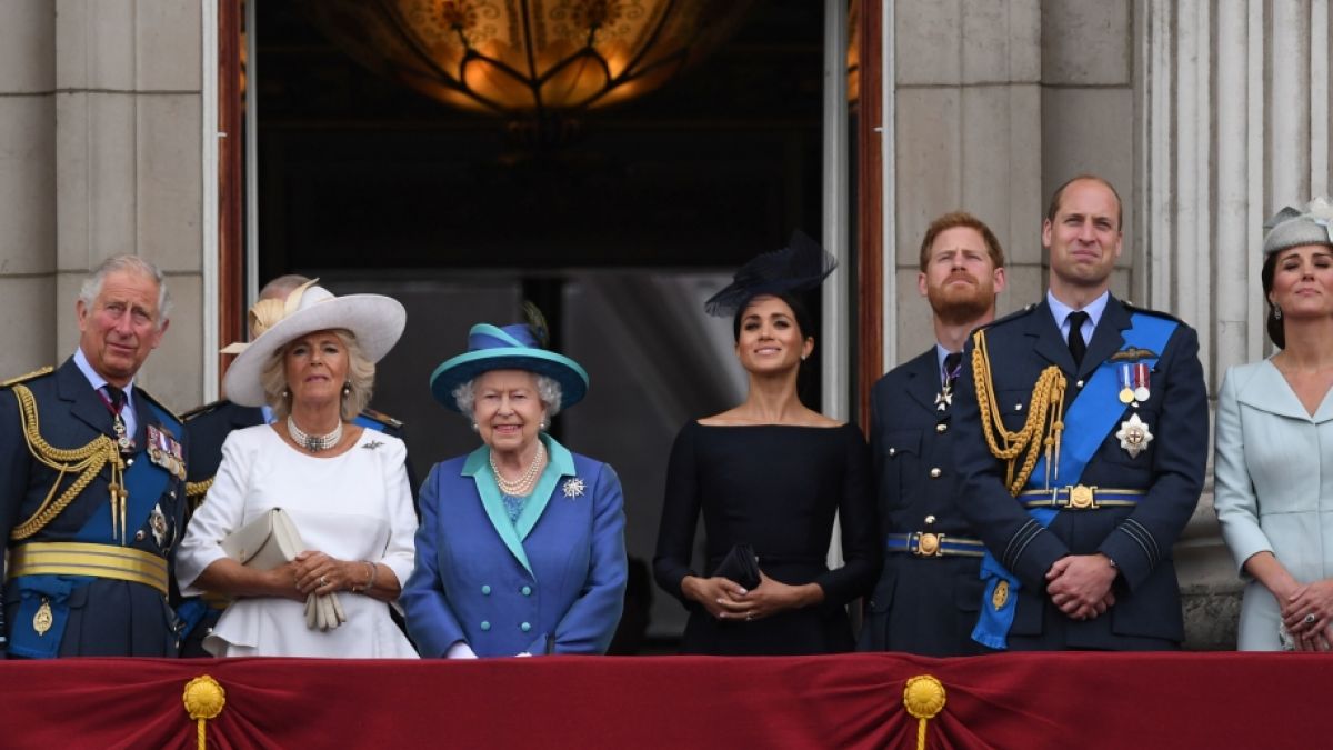 Da war die royale Welt noch in Ordnung: Queen Elizabeth II. im Sommer 2019 neben Meghan Markle und Prinz Harry Seite an Seite auf dem Balkon des Buckingham-Palastes. (Foto)