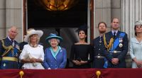 Da war die royale Welt noch in Ordnung: Queen Elizabeth II. im Sommer 2019 neben Meghan Markle und Prinz Harry Seite an Seite auf dem Balkon des Buckingham-Palastes.