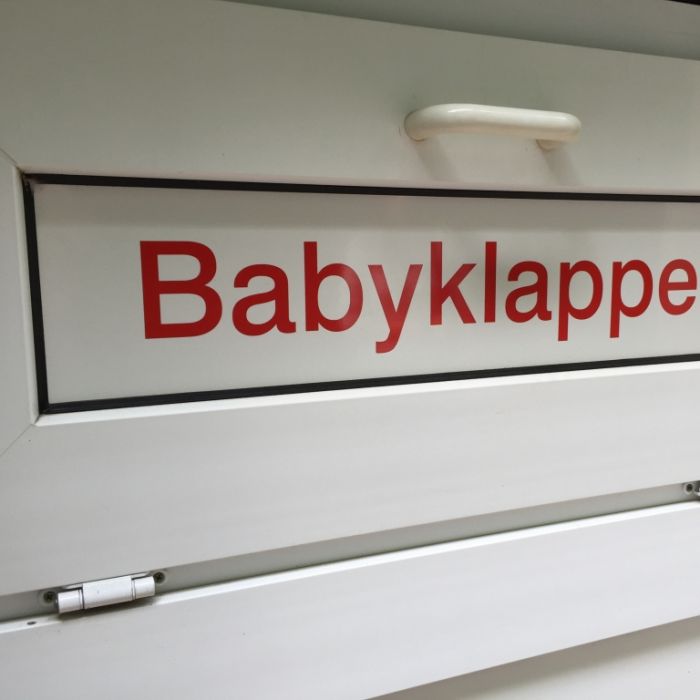 Neugeborenes tot vor Babyklappe gefunden