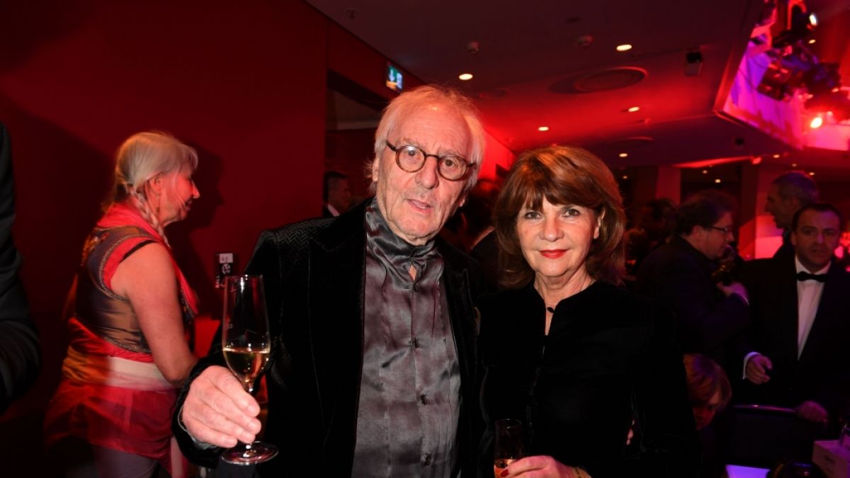 Der Schauspieler Günther Maria Halmer und Ehefrau Claudia feiern im Deutschen Theater bei der Gala zum 70. Jubiläum der Abendzeitung. (Foto)