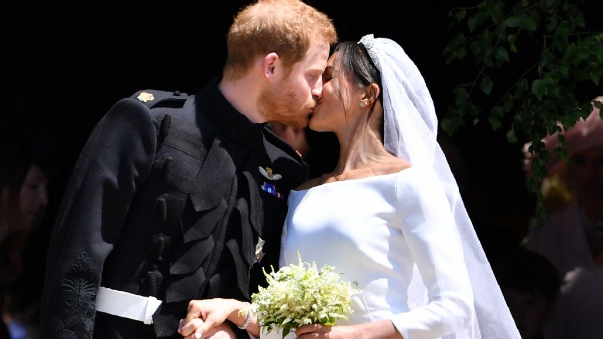 Seit Mai 2018 Mann und Frau: Prinz Harry und Meghan Markle besiegeln ihre Liebe mit einem Kuss. (Foto)