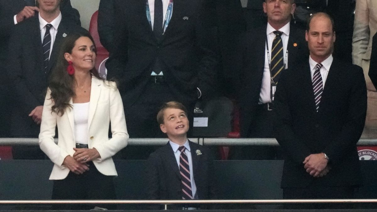 Kleiner Royal beim Fußballspiel: Auf Schlips und Kragen hätte Prinz George liebend gern verzichtet, als er mit Kate Middleton und Prinz William das EM-Endspiel zwischen England und Italien verfolgen durfte. (Foto)