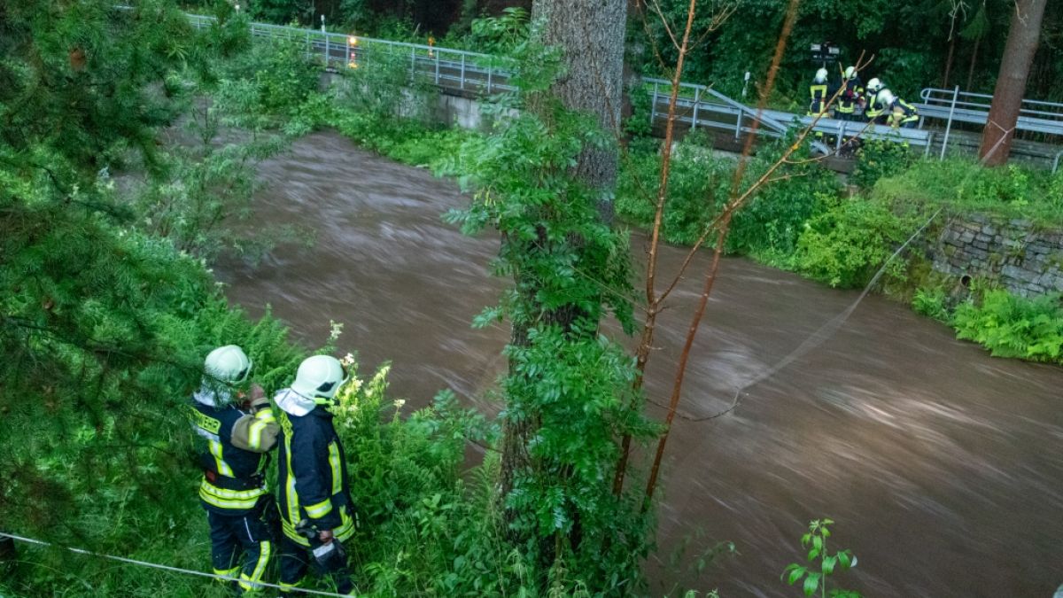 Nach einer Sturzflut im sächsischen Jöhstadt wird ein Mann weiterhin vermisst. (Foto)