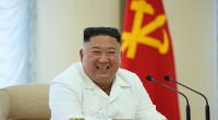 Kim Jong-un hat im Urlaub offenbar mächtig was zu lachen.