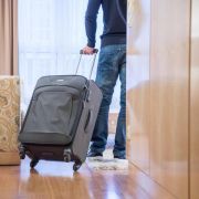Ist die Umgebung oder Kultur ungewohnt, kann es entspannter sein für die Dienstreise ein Zimmer in einer bekannten Hotelkette zu buchen. Dann muss man keine Überraschungen fürchten. Foto: Christin Klose/dpa-tmn Ist die Umgebung oder Kultur ungewohnt, kann es entspannter sein für die Dienstreise ein Zimmer in einer bekannten Hotelkette zu buchen. Dann muss man keine Überraschungen fürchten. Foto: Christin Klose/dpa-tmn (Foto)