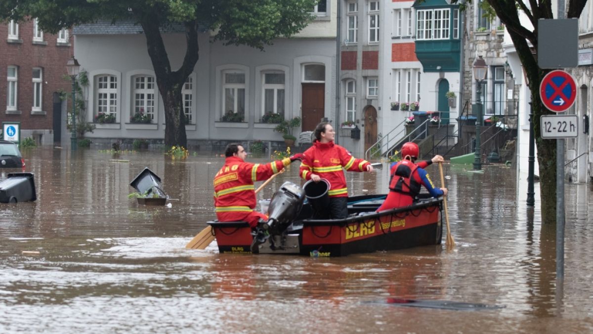 Ein Boot der Deutschen Lebens-Rettungs-Gesellschaft (DLRG) ist bei Hochwasser unterwegs. (Foto)
