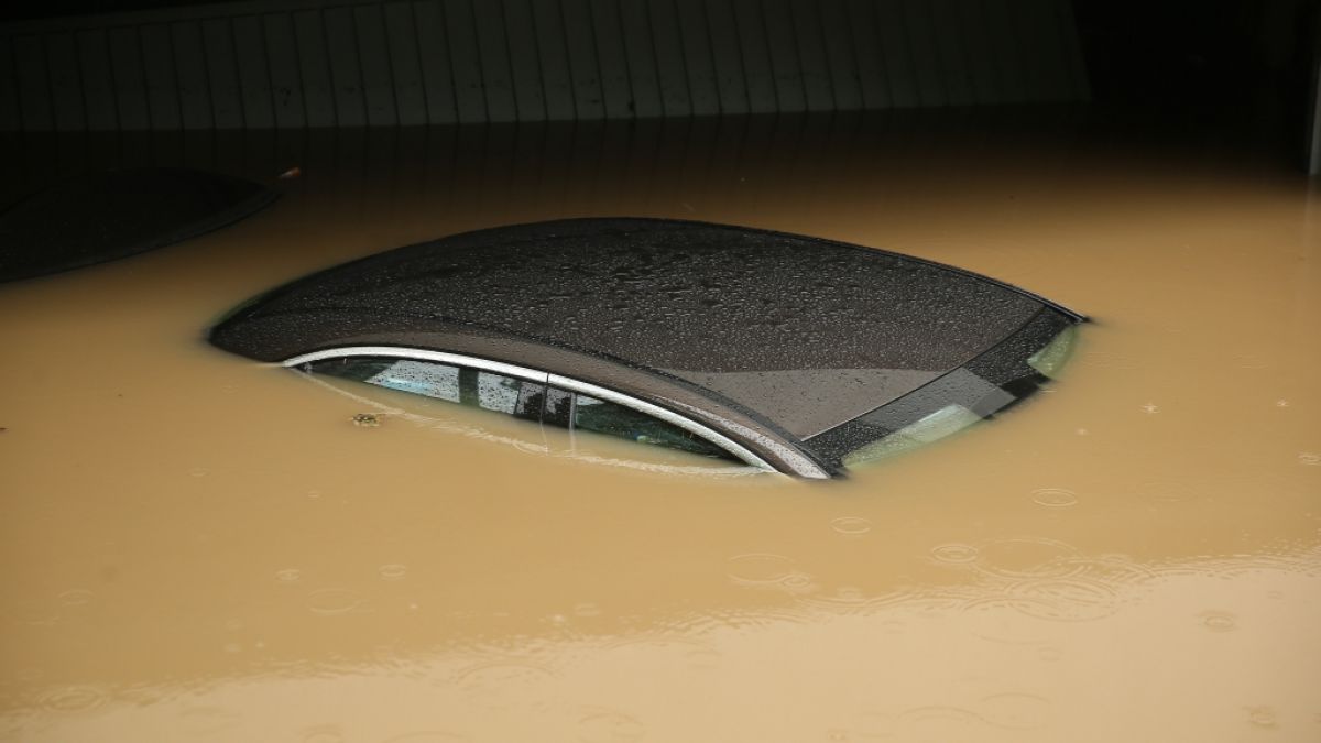 Das Hochwasser in NRW hat ganze Autos weggespült. (Foto)