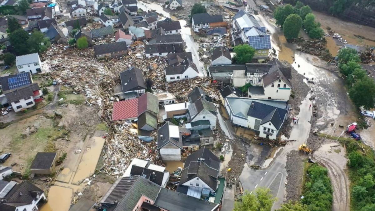 Die mit einer Drohne gefertigte Aufnahme zeigt die Verwüstungen die das Hochwasser der Ahr in dem Eifel-Ort Schuld angerichtet hat. (Foto)