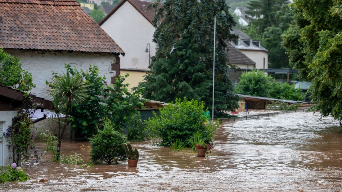 Zahlreiche TV-Sender berichten in Sondersendungen über die dramatischen Folgen der Flutkatastrophe in Deutschland.  (Foto)