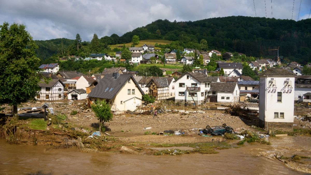 Blick auf den Ort im Kreis Ahrweiler am Tag nach dem Unwetter mit Hochwasser. Mindestens sechs Häuser wurden durch die Fluten zerstört.   (Foto)