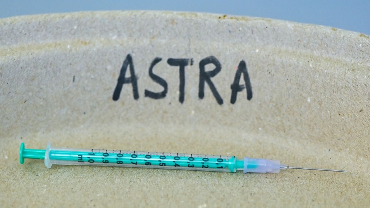 In seltenen Fällen kann eine AstraZeneca-Impfung zu schweren Nebenwirkungen führen. (Foto)